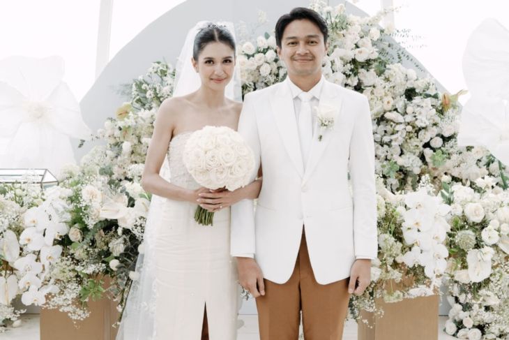 Deva Mahenra dan Mikha Tambayong menikah di Bali