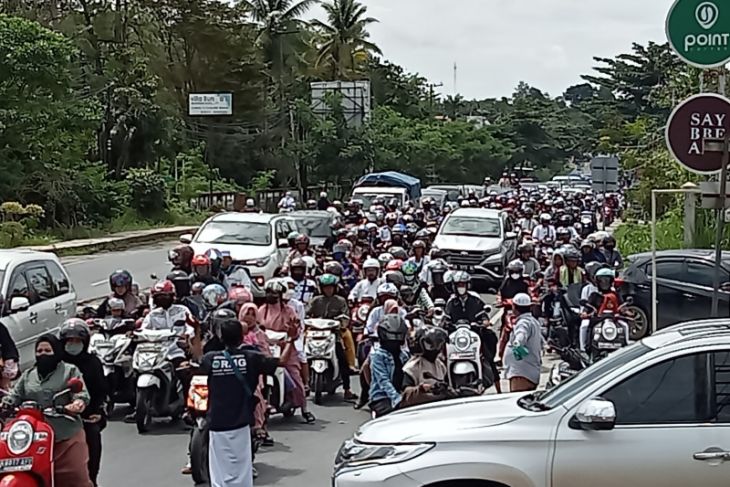 Jamaah Haul Guru Sekumpul padati lalu lintas di Banjarmasin menuju Martapura