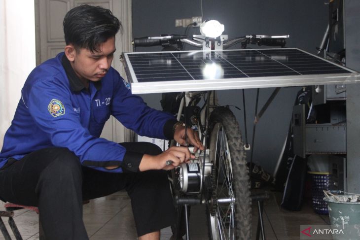 Sepeda tenaga surya inovasi mahasiswa