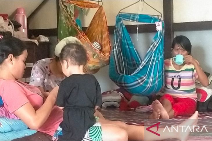 Puluhan warga Kelurahan Condong Singkawang mengungsi akibat banjir