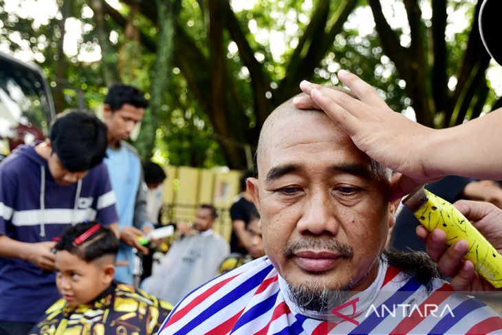 FOTO - Cukur Gundul Peringati Hari Kanker Sedunia