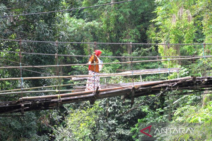 Jembatan gantung di Hulu Sungai Selatan rusak