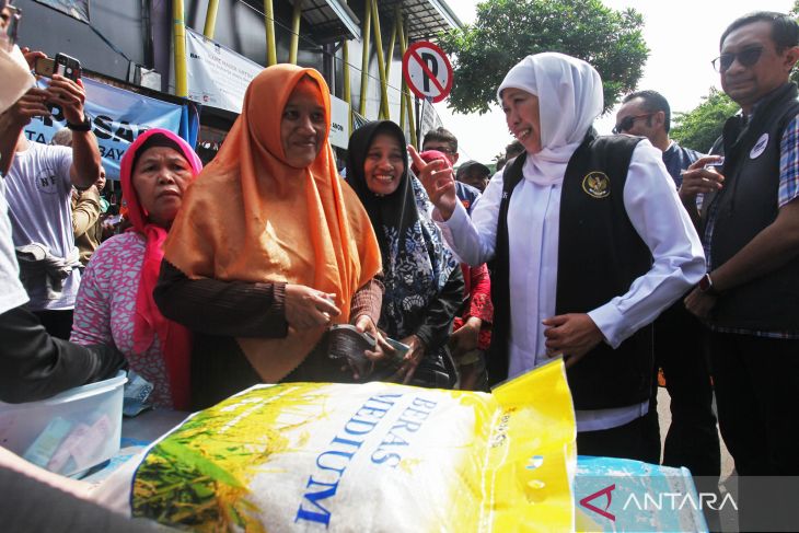Gubernur Jatim tinjau operasi pasar murah di Surabaya