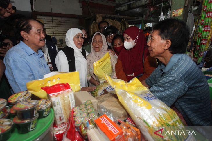 Gubernur Jatim tinjau operasi pasar murah di Surabaya