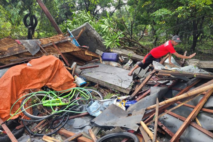Hujan deras Situbondo, satu korban meninggal tertimpa bengkel ambruk