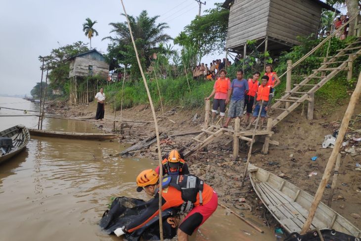 Jasad ABK tenggelam di Sungai Batang Hari akhirnya ditemukan setelah tiga hari pencarian, tujuh kilometer dari lokasi jatuh