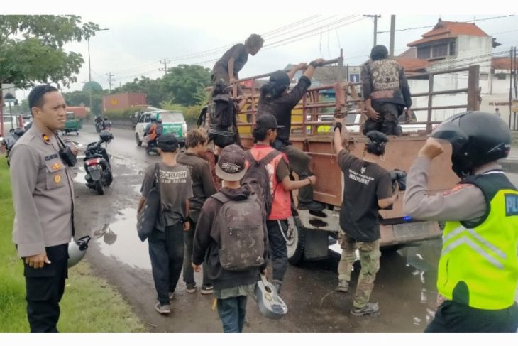 Polisi hadang suporter Persebaya nekat datang ke Semarang