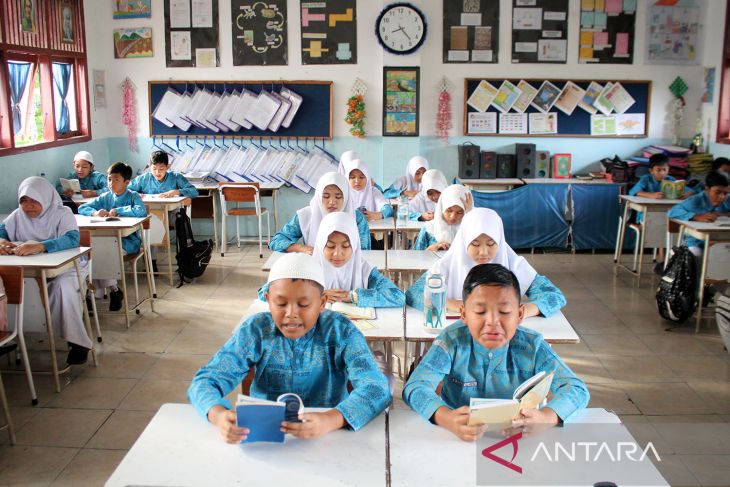 FOTO - Membudayakan tradisi jumat yasinan di sekolah