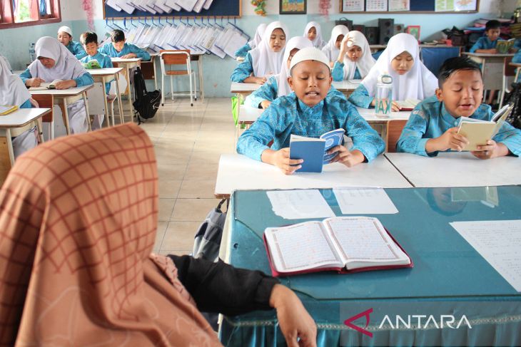 FOTO - Membudayakan tradisi jumat yasinan di sekolah