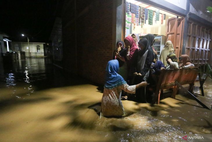 FOTO - Evakuasi Warga Terjebak Banjir Aceh Besar