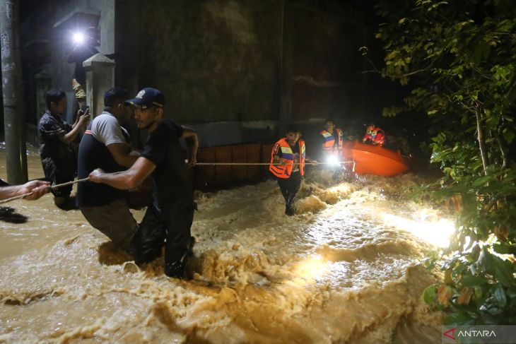 FOTO - Evakuasi Warga Terjebak Banjir Aceh Besar