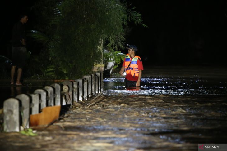 FOTO - Evakuasi Warga Terjebak Banjir Aceh Besar