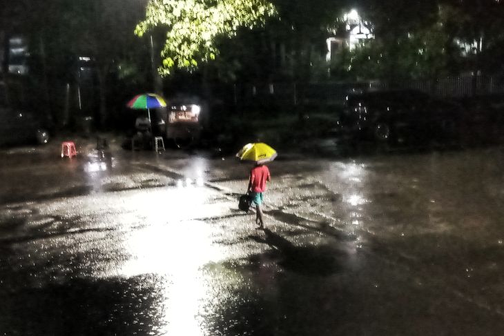Surabaya Sabtu ini berpotensi hujan dengan intensitas sedang di malam hari