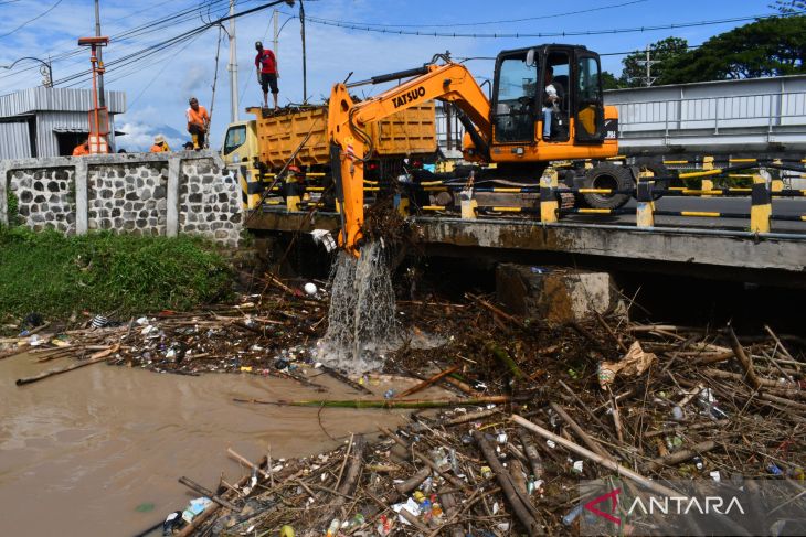 Pembersihan Sampah Sungai di Madiun
