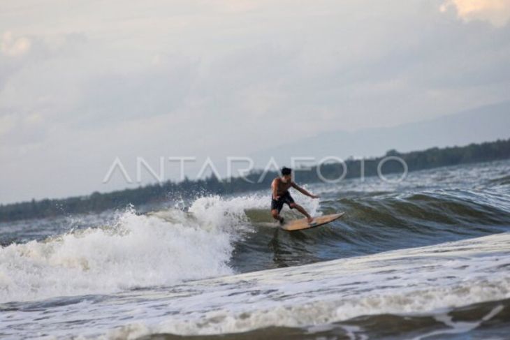 Berselancar di Pantai Zakat Bengkulu