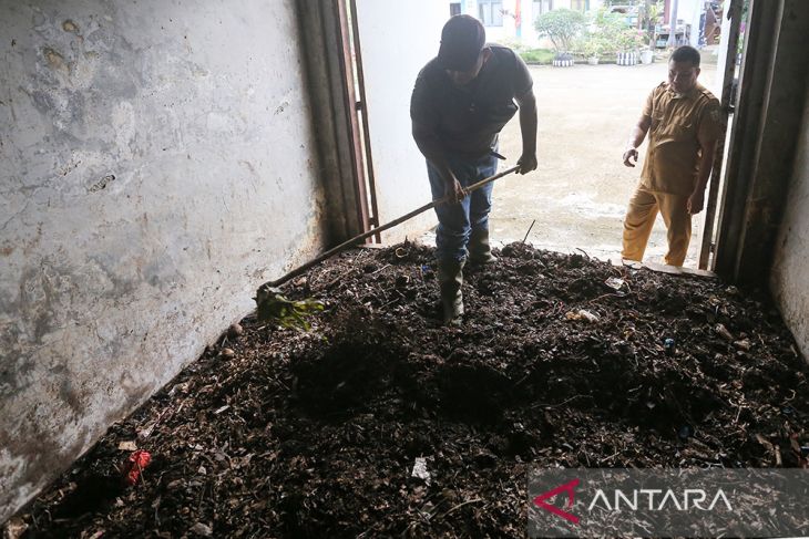 FOTO - Produksi pupuk kompos untuk taman kota