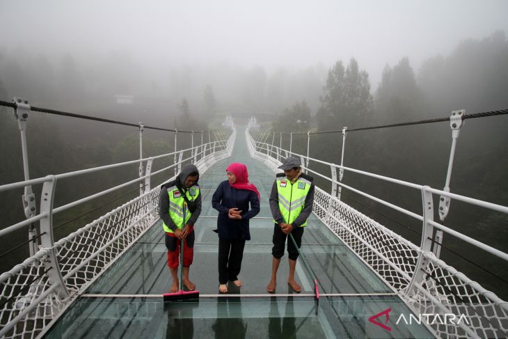  Gubernur Jatim tinjau jembatan kaca di Bromo