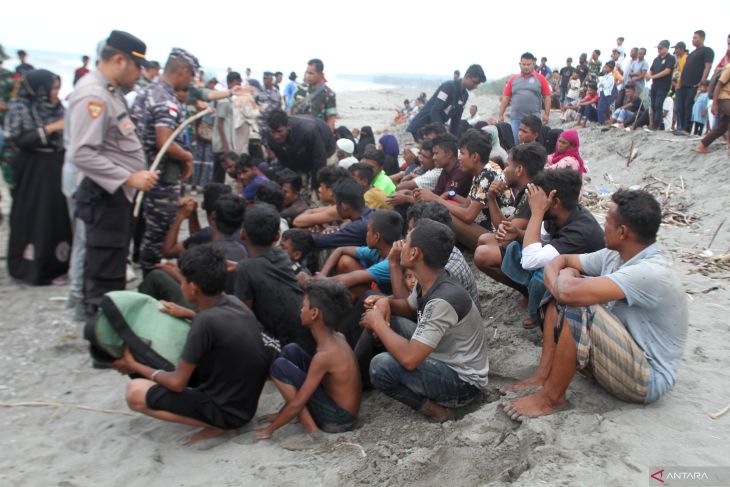 FOTO - Puluhan Imigran Rohingnya Terdampar Lagi di Aceh