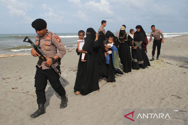 FOTO - Pemindahan imigran rohingya ke penampungan sementara