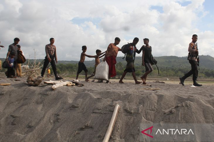 FOTO - Pemindahan imigran rohingya ke penampungan sementara