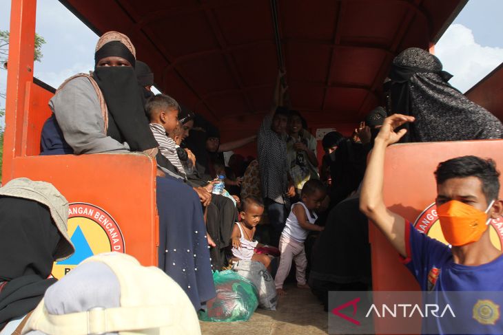FOTO - Pemindahan imigran rohingya ke penampungan sementara