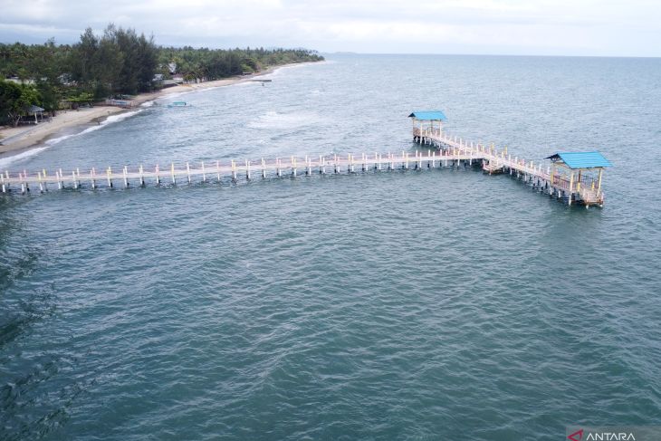 MENGUNJUNGI PANTAI LIBUO PAGUAT