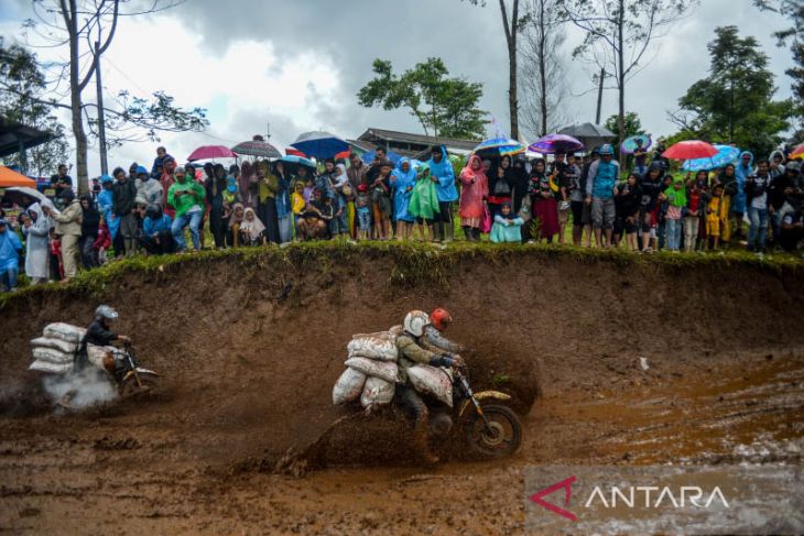 Balap ojek gunung di Garut 