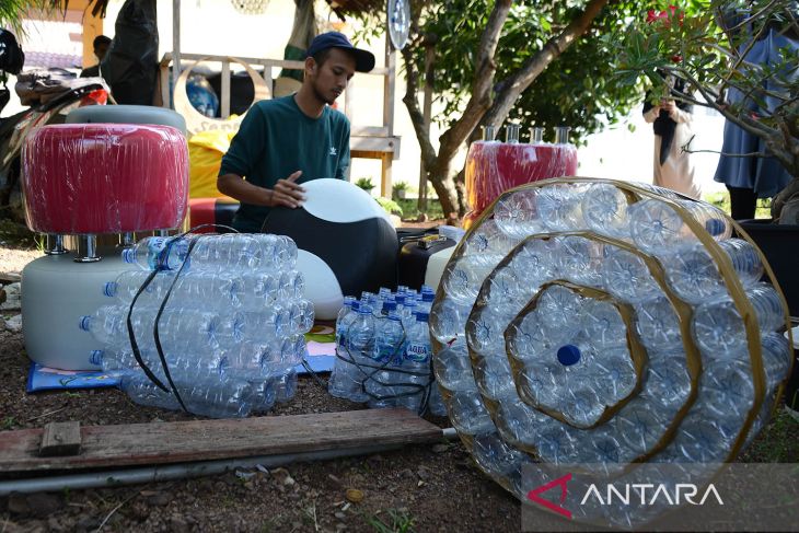 FOTO - Kursi sofa dari daur ulang sampah botol plastik