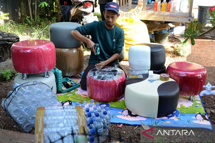 FOTO - Kursi sofa dari daur ulang sampah botol plastik