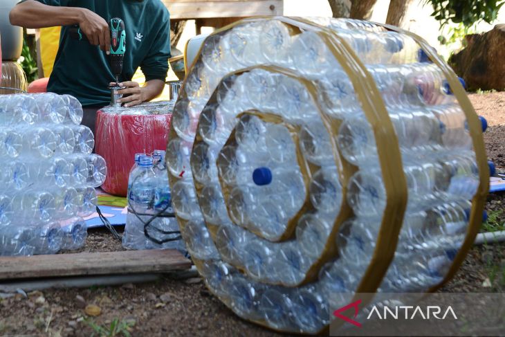 FOTO - Kursi sofa dari daur ulang sampah botol plastik