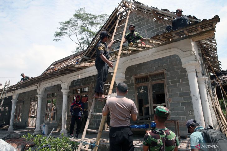 Kerusakan akibat ledakan di Blitar 