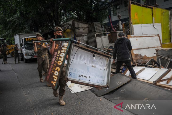 Penertiban bangunan liar di Bandung 