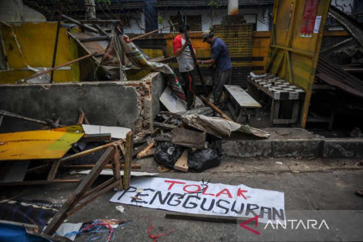 Penertiban bangunan liar di Bandung 