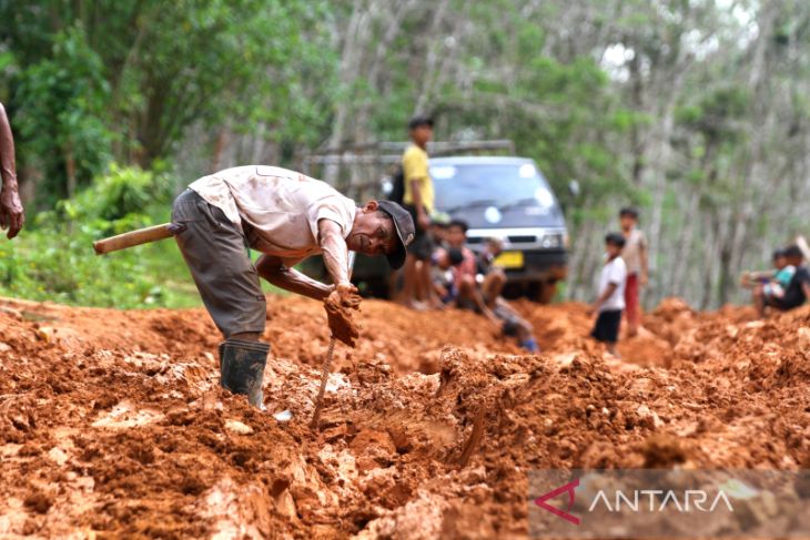 Akses jalan enam desa di Kalsel rusak