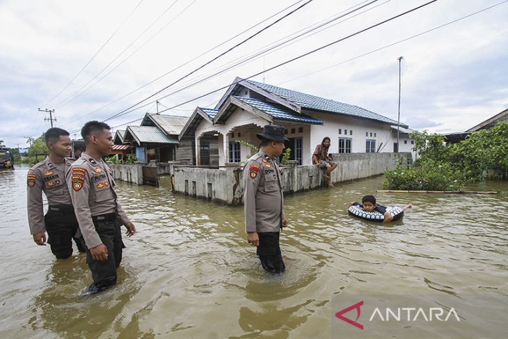 Patroli Polres Banjar Di Perkampungan Terendam Banjir