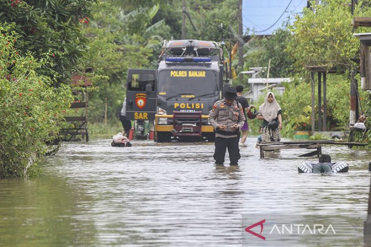 Patroli Polres Banjar Di Perkampungan Terendam Banjir