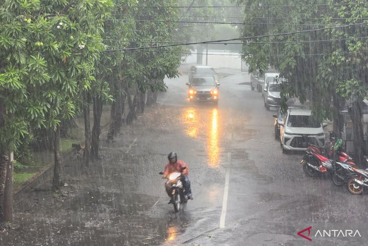 Jumat ini Surabaya berpotensi hujan dengan intesitas ringan
