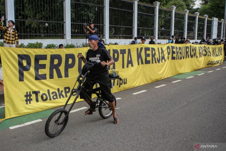 Aksi tolak Perpu Cipta Kerja di Jakarta