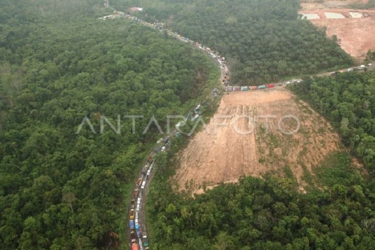 Macet total di jalan nasional Jambi