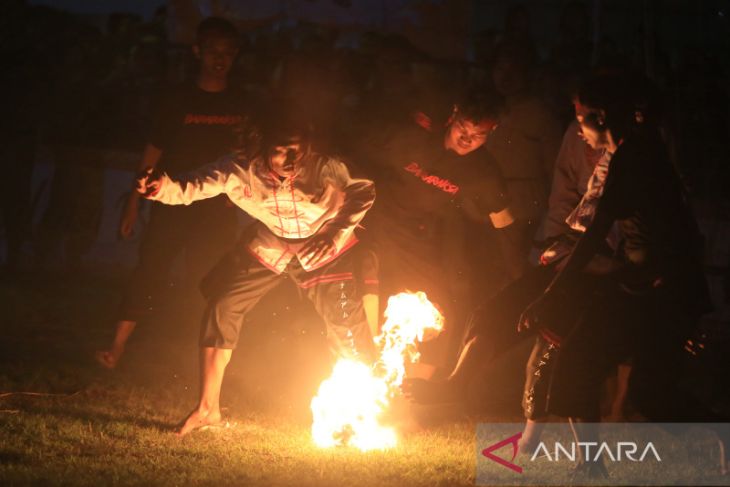 Atraksi Pesta Api di pesantren