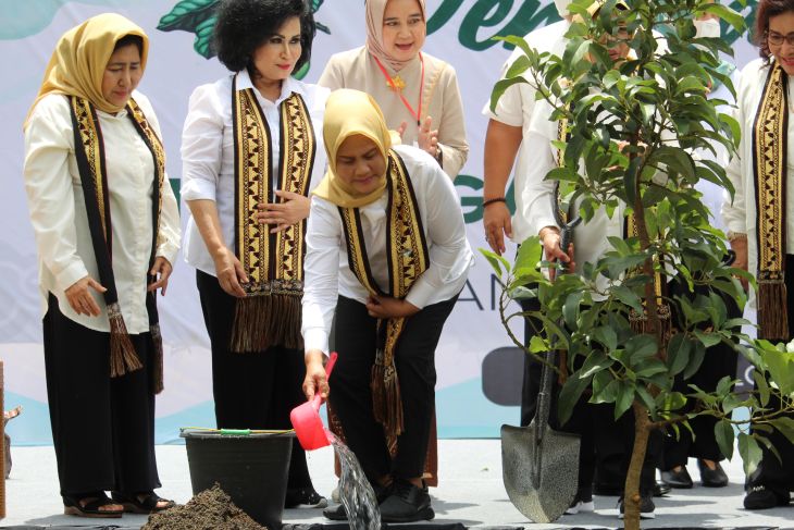 Ibu Negara tanam pohon bersama di Lampung
