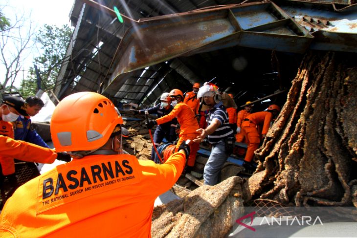 Bangunan pabrik karet di Kalsel ambruk