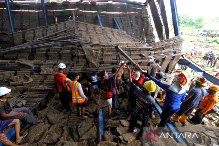 Proses Evakuasi Korban Bangunan Ambruk