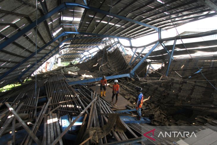 Bangunan pabrik karet di Kalsel ambruk