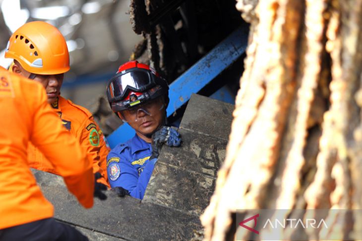 Proses Evakuasi Korban Bangunan Ambruk