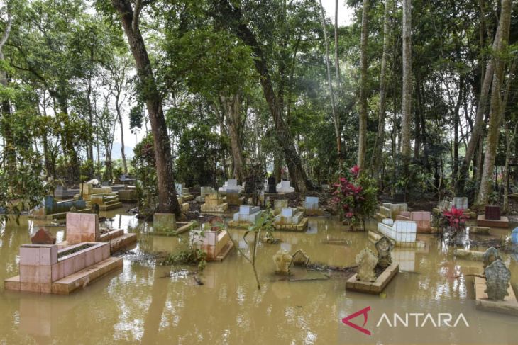 Tempat pemakaman umum terendam banjir 
