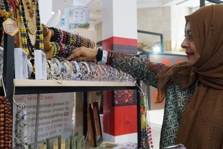 Iwatik dan Ida Utama sukses jualan kain batik di ajang  Inacraft