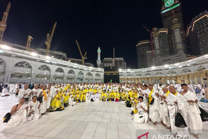 Melihat Kesibukan Bupati Romi Melayani Jamaah Umroh