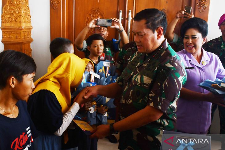 Panglima TNI Tinjau Karya Bakti di Madiun