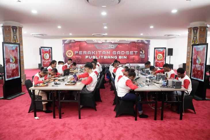 BIN-fostered association trains young Papuans in electronics assembly
